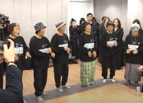 해동삼칠장례 | 암 투병 끝에 세상 떠난 멤버 장례식장서 눈물의 랩 공연 펼친 '수니와칠공주' 할머니들 (영상)