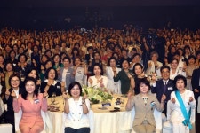 동아쇼핑김혜경 | 김혜경 여사의 첫 단독 행보... 여성 기업인 만나 "위기 극복에 앞장서 주시길" 당부