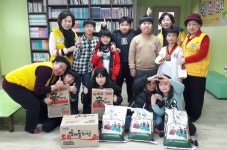 흥남동사무소 앞 (적십자) | 적십자사봉사회 흥덕지구협 쌀·라면 나눔