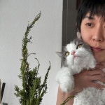 코드 쿤스트, 반려묘 '판다' 품에 안고 찰칵!..."Dobby"
