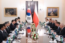 유한책임회사폴오토모티브 | 한-폴 기업, 33건 MOU…윤 대통령 "양국 경제협력 새로운 전기 맞아"