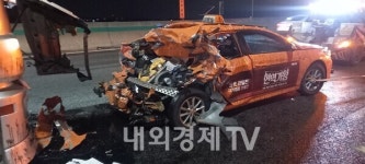 택시운전자서부역사휴게소 - 33942 | 경부고속도로 입장휴게소 인근에서 택시 들이받은 25톤 트레일러