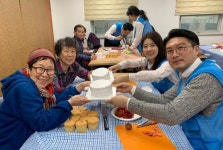 중외제약복지매점 | 중외학술복지재단,독거 어르신들과 '제빵 나눔 봉사활동'