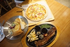 홍대 맛집 ‘홉스피제리아’, 스테이크와 피자 등 퀄리티 높은 음식으로 고객들 입맛 맞춰