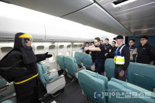 "기내 난동 승객 꼼짝마" 대한항공, 업계 첫 승무원 대상 테이저건 교육