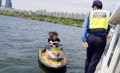 "한강공원 물놀이 안전수칙 지키세요"...해경, 한강공원 수상레저 운항규칙 단속