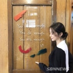 혜림문구연동점 | ‘혜림’ 적힌 간판을 가리키며 미소 짓고 있다