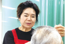 심자경 헤어부띠끄 | 26년째 어르신들께 '한 달의 행복' 선물하는 우리 동네 '따듯한 가위손'···허우인 에뿌제헤어부띠끄 원장 Х 화곡3동주민자치위=어르신 위한 이...