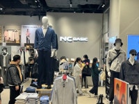 유니클로 '게 섰거라'... 'NC베이직', 1호점 송파점 오픈 첫 주 흥행 몰이