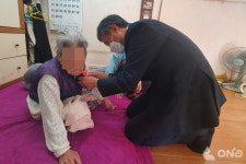 건천임씨건강원 | "어르신 건강하세요" 경주시 건천읍, 어버이날 맞아 최고령 어르신에 카네이션 전달