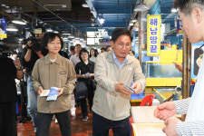 영림농수산 | 박강수 구청장, 식약처장·해수부 차관과 마포농수산물시장 찾아