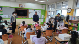 성주군 초전농협 초전초에 '학용품 꾸러미' 전달