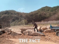문경시 공무원, "이돌 왜 잘랐어요" 업자, "다듬을려구요"