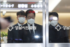 조문 온 이재명 대표, '비서실장 유서' 관련 취재진 질문에 침묵