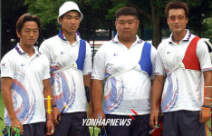 미소짓는 남자 국가대표 양궁 선수단