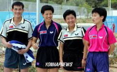 밝게 웃는 북한 탁구선수들