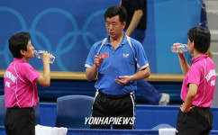 탁구 여자 복식 16강전 북한 김현희-김향미조 리영일코치