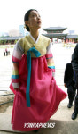 경복궁 찾은 일 배우 기무라 요시노