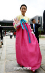 경복궁 찾은 일 배우 기무라 요시노