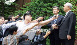 황우석교수-정진적대주교 만남에 쏠린 보도진