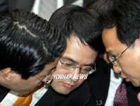 의견 모으는 아이칸측