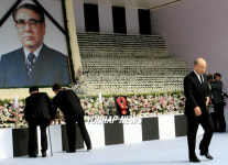 헌화하는 전직 대통령