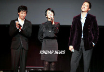 무대인사하는 ‘미스터 로빈 꼬시기’의 주인공들