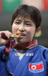 여자유도 52kg, 금메달 깨무는 북한 안금애
