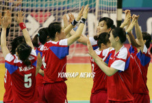 환호하는 여자핸드볼 선수들