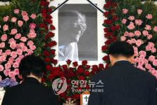 <수필가 피천득 빈소 각계 조문 줄이어>