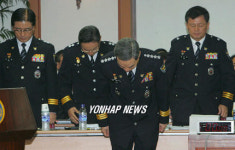 인사하는 이택순 경찰청장과 간부들