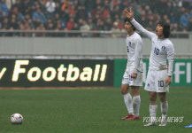 프리킥.. 선수 위치 조정하는 박주영