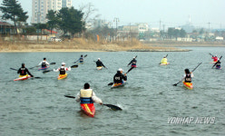 봄바람 맞으며 훈련하는 카누 선수