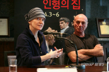 <인형의 집> 연출가 리 브루어와 노라 역 배우 모드 미첼