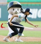 검무 선보이는 중국 영화배우 진가가