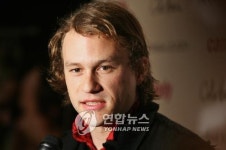 조니 뎁, 故히스 레저 딸에 출연료 기증
