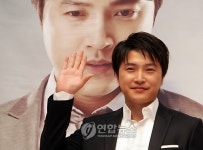 인사하는 배우 안재모