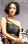 집중해있는 배우 강예원