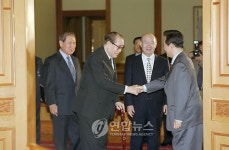 <김前대통령서거> 전직대통령들과악수