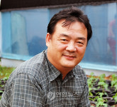 <사람들> 파파야 묘목 나눠주는 배대열씨