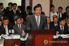 <2010 국감> 업무보고하는 이재홍 서울행정법원