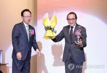 원로배우 신영균씨 국회대상
