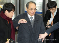 면접장 들어서는 김병주 명예교수