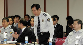 시민단체에 인사하는 조현오 경찰청장