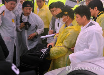 대학교수 공범 내연녀 인천공항서 체포(종합)