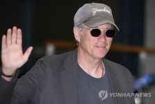 美 배우 리차드 기어, 자선 사진전 위해 방한