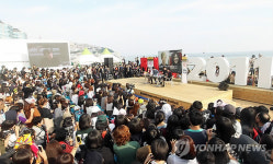 동서양 영화배우에 쏠린 관심