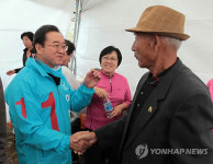 시민과 인사하는 이종배 후보