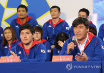 답변하는 최석재 감독