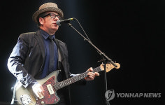 지산밸리 록 페스티벌 찾은 엘비스 코스텔로